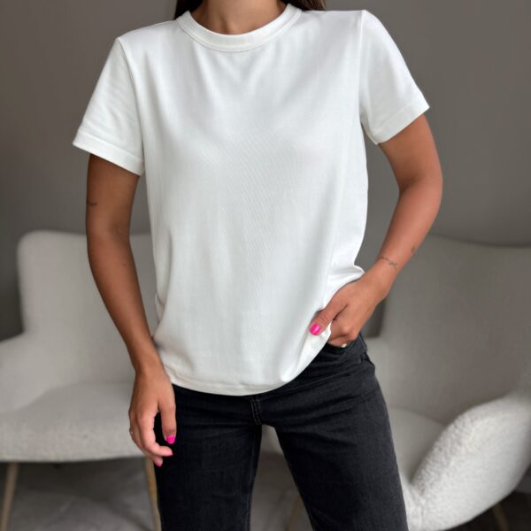 Aukštos kokybės balti medvilniniai marškinėliai