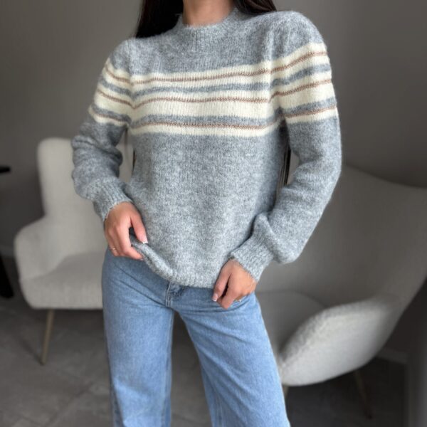 Pilkas universalus megztinis su linijomis