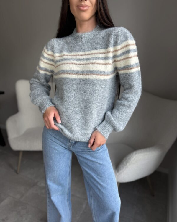 Pilkas universalus megztinis su linijomis