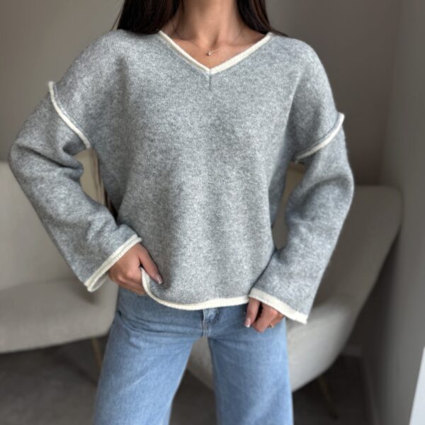 Pilkas megztinis plačiomis rankovėmis