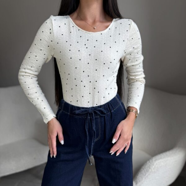 Kreminis bodis su juodais taškiukais