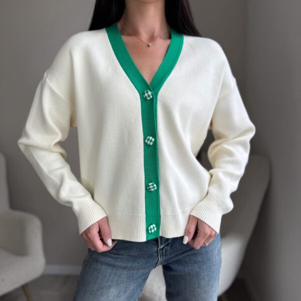 Susagstomas megztinis žaliomis detalėmis