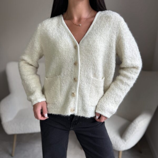 Jaukus megztinis su kišenėmis Beige