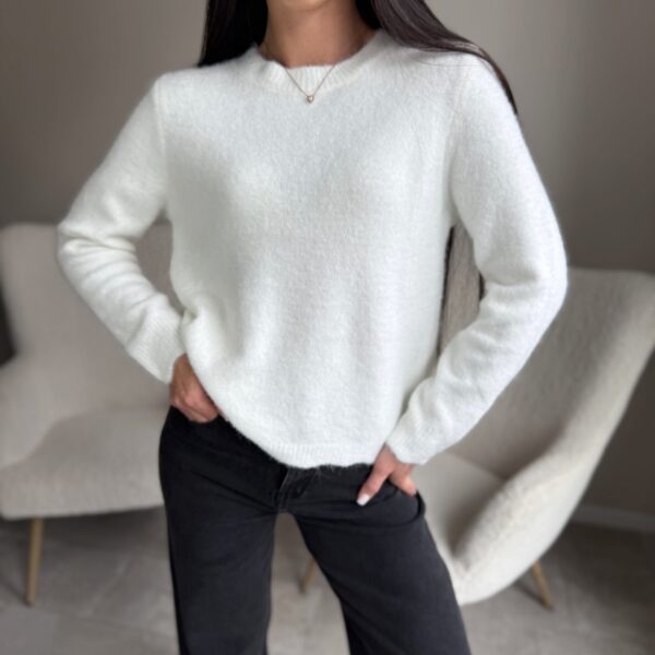 Baltas megztinis su auksiniais kaspinukais