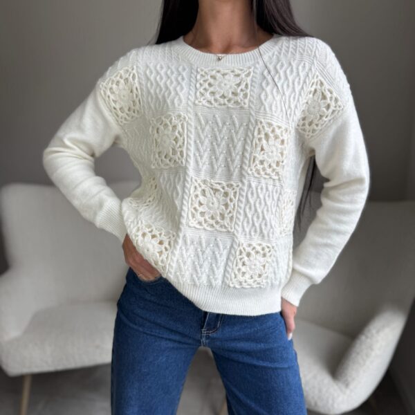 Beige megztinis su raštais