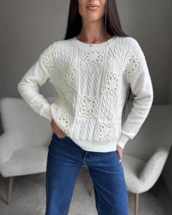 Beige megztinis su raštais