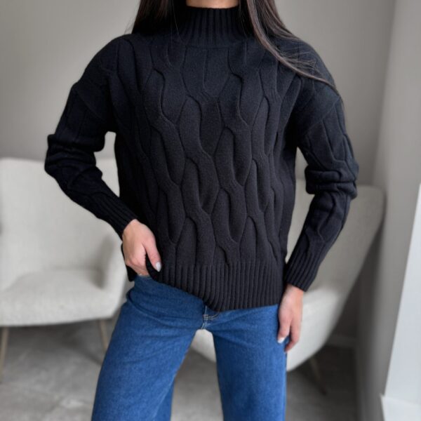 Juodas megztinis pintu raštu