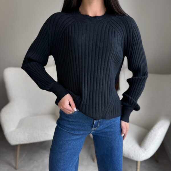 Juodas labai švelnus megztinis Classic