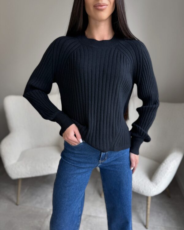 Juodas labai švelnus megztinis Classic