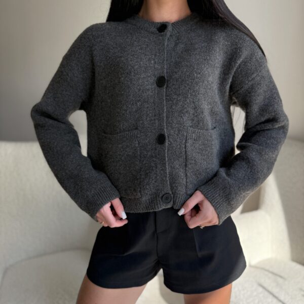 Šiltas kardiganas juodomis sagomis Tamsiai pilkas