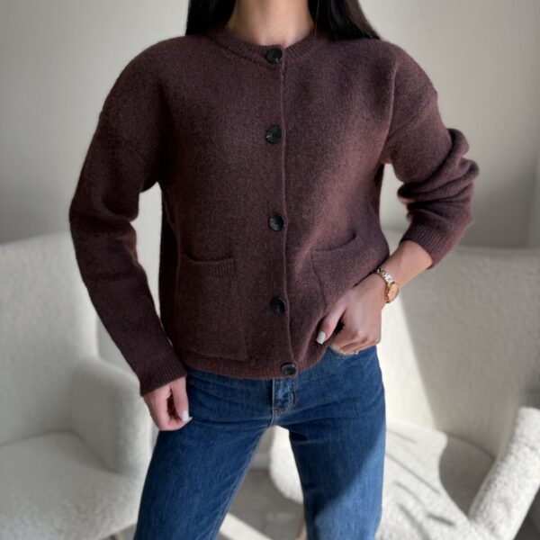 Šiltas kardiganas juodomis sagomis Rudas