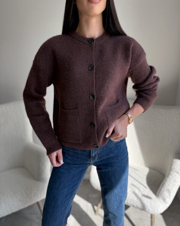 Šiltas kardiganas juodomis sagomis Rudas