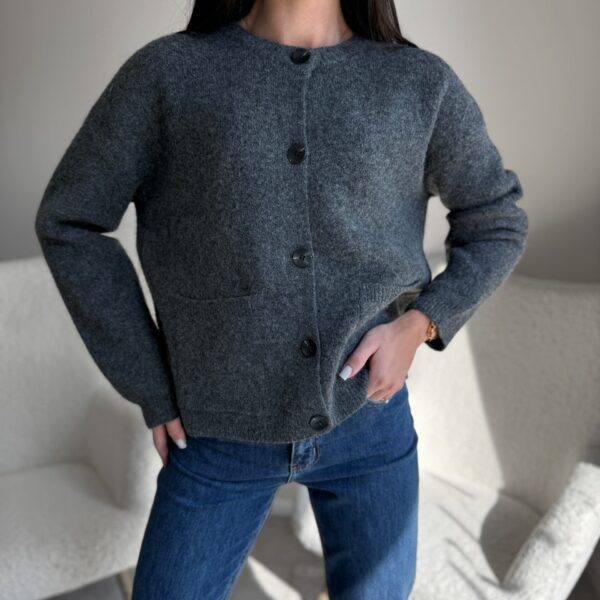 Šiltas kardiganas juodomis sagomis Grey