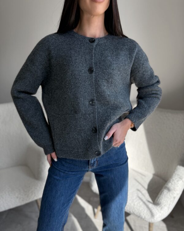 Šiltas kardiganas juodomis sagomis Grey