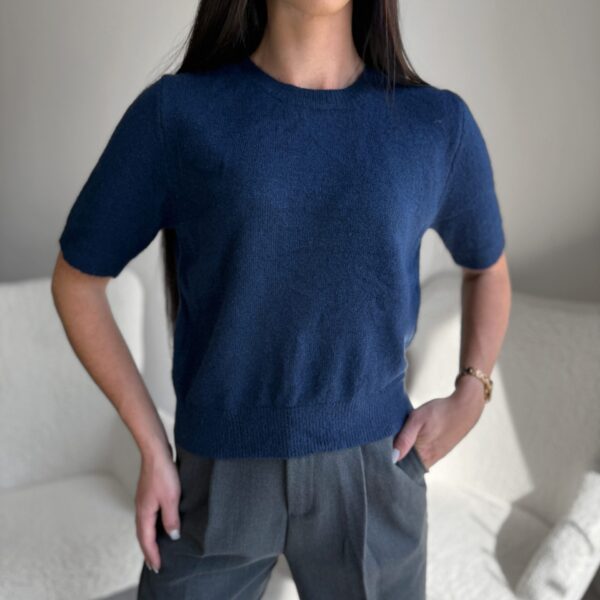 Tamsiai mėlynas megztinis su vilna