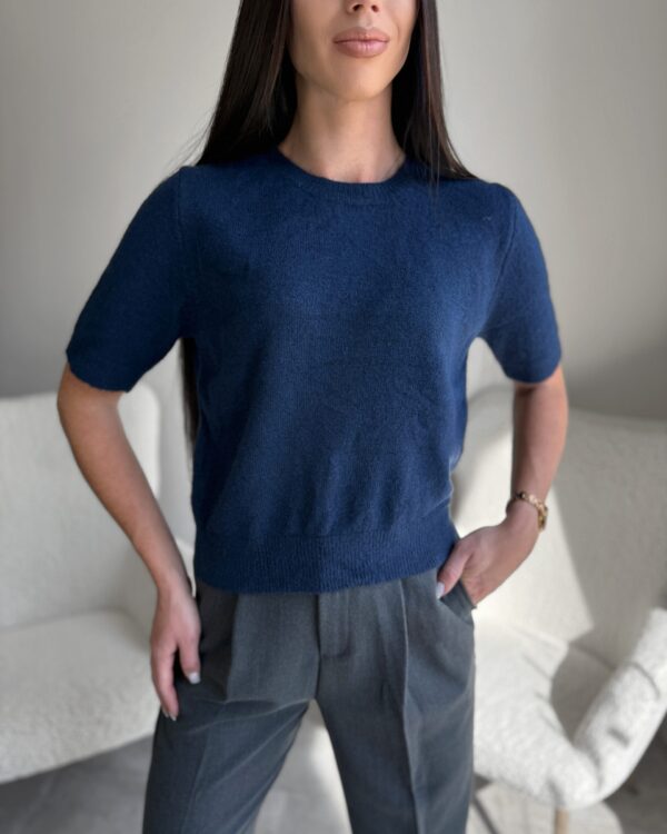 Tamsiai mėlynas megztinis su vilna