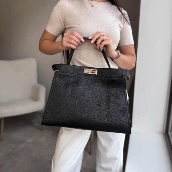 Klasikinė juoda struktūrinė rankinė su užsegimu