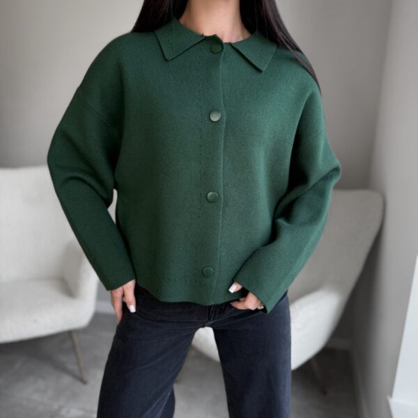 Susagstomas tamsiai žalias megztinis Uni