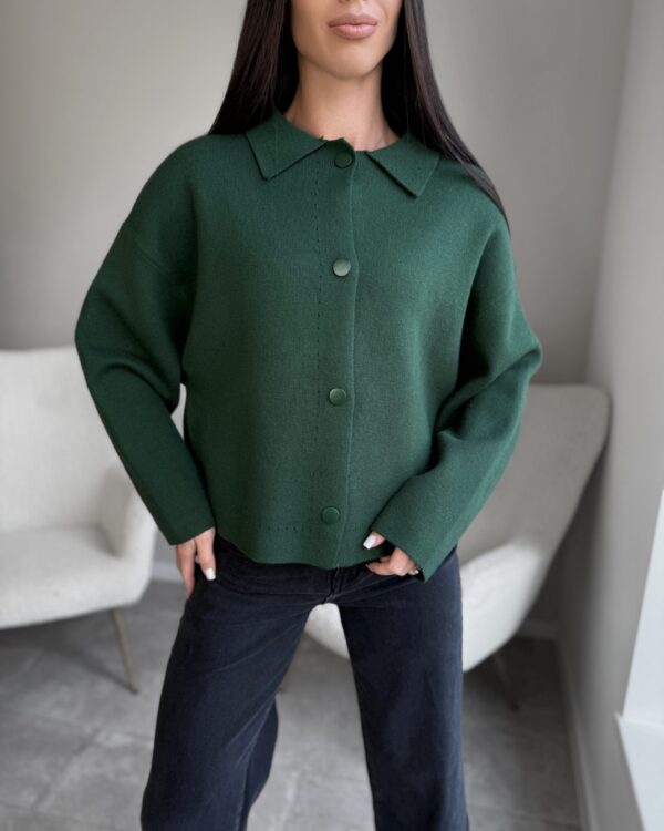 Susagstomas tamsiai žalias megztinis Uni