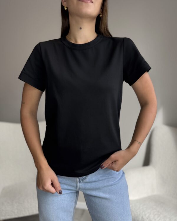 Aukštos kokybės juodi medvilniniai marškinėliai