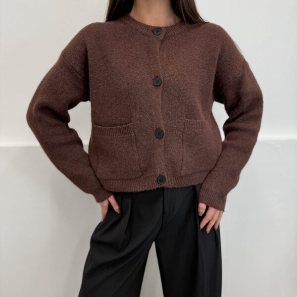 Šiltas kardiganas juodomis sagomis Brown