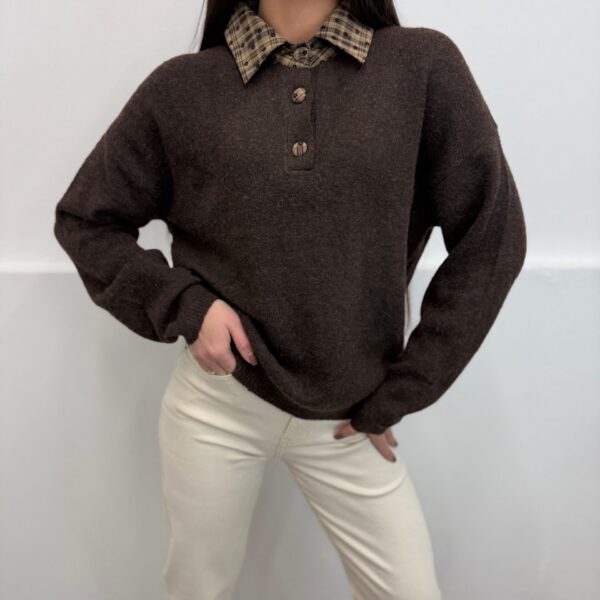 Rudas megztinis marškinių imitacija