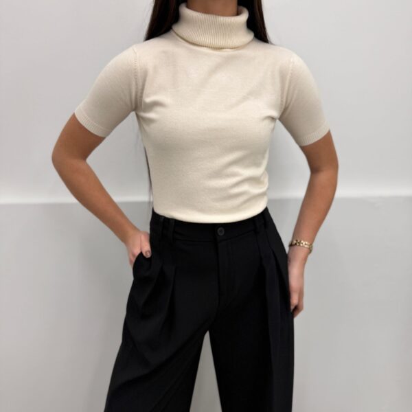 Beige golfa trumpomis rankovėmis