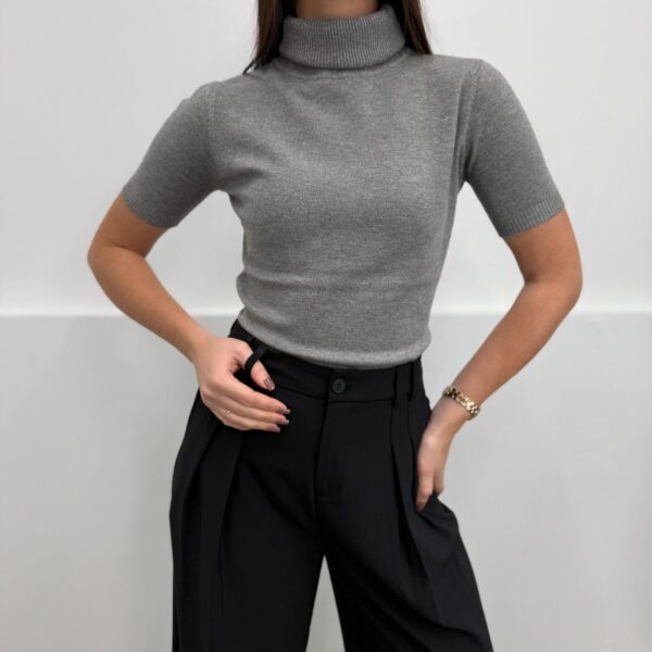 Pilka golfa trumpomis rankovėmis