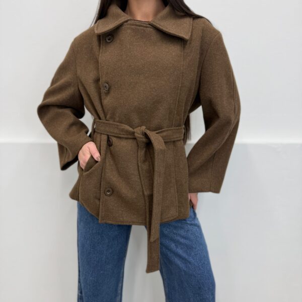 Trumpas rudas paltas surišamas dirželiu