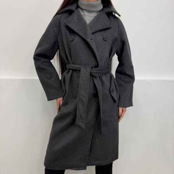 Pilkas paltas su vilna surišamas dirželiu