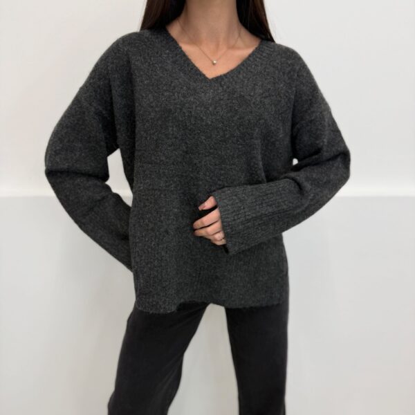 Universalus megztinis V formos iškirptė Grey