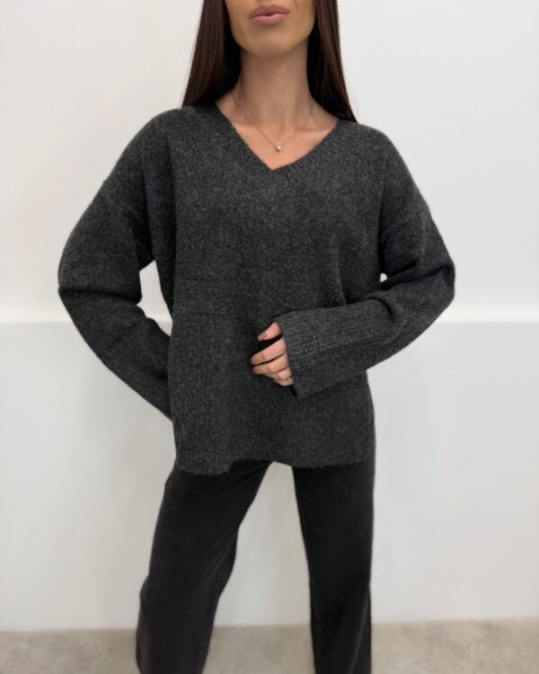 Universalus megztinis V formos iškirptė Grey