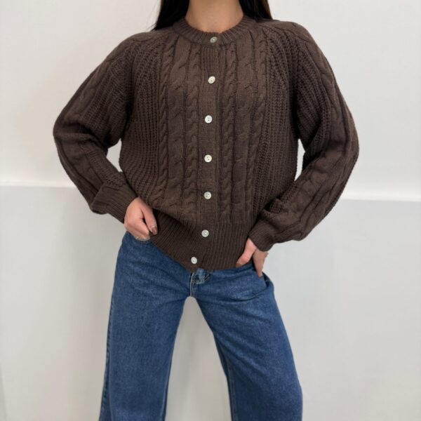 Rudas vilnos megztinis su pynėmis ir sagomis