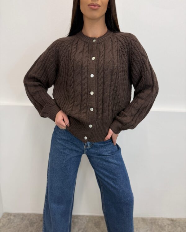 Rudas vilnos megztinis su pynėmis ir sagomis