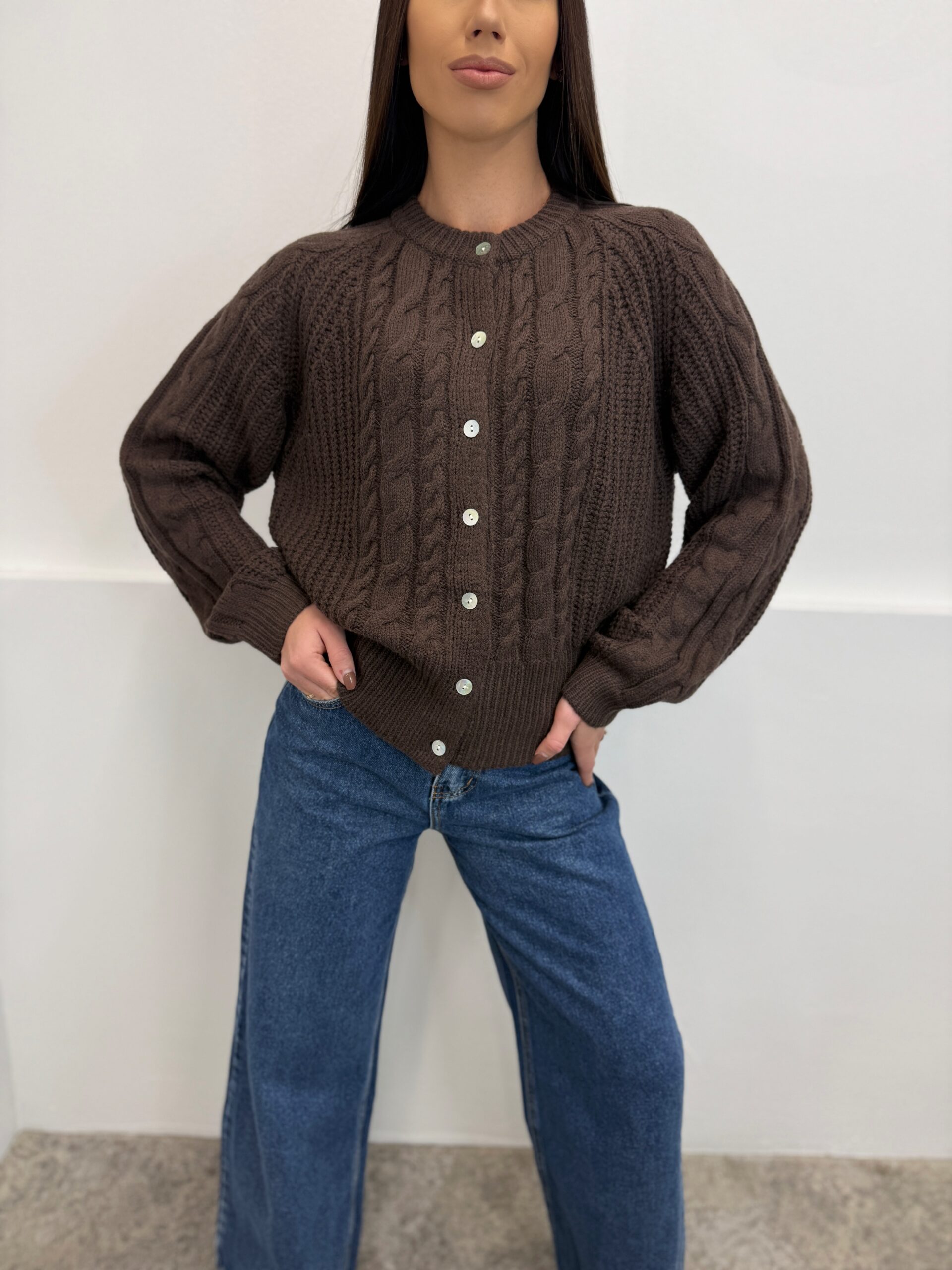 Rudas vilnos megztinis su pynėmis ir sagomis