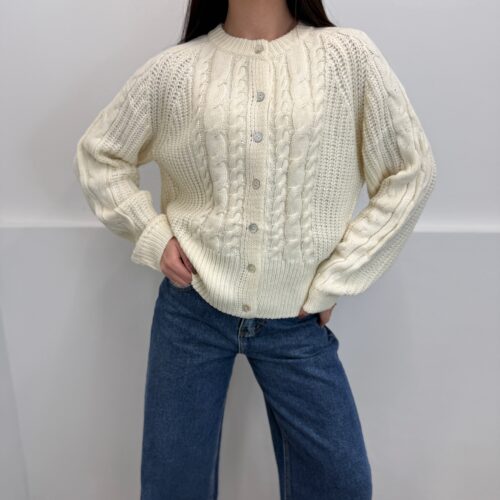 Kreminis vilnos megztinis su pynėmis ir sagomis