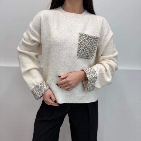 Beige megztinis išskirtinėmis detalėmis