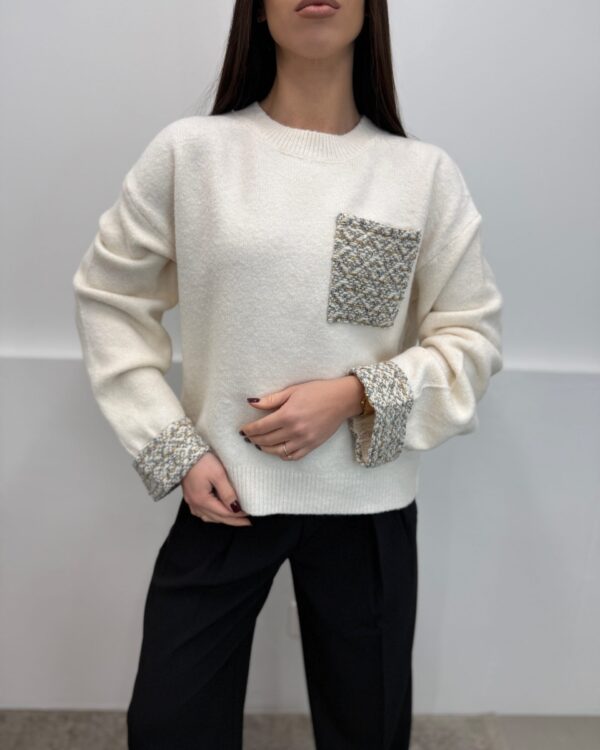 Beige megztinis išskirtinėmis detalėmis