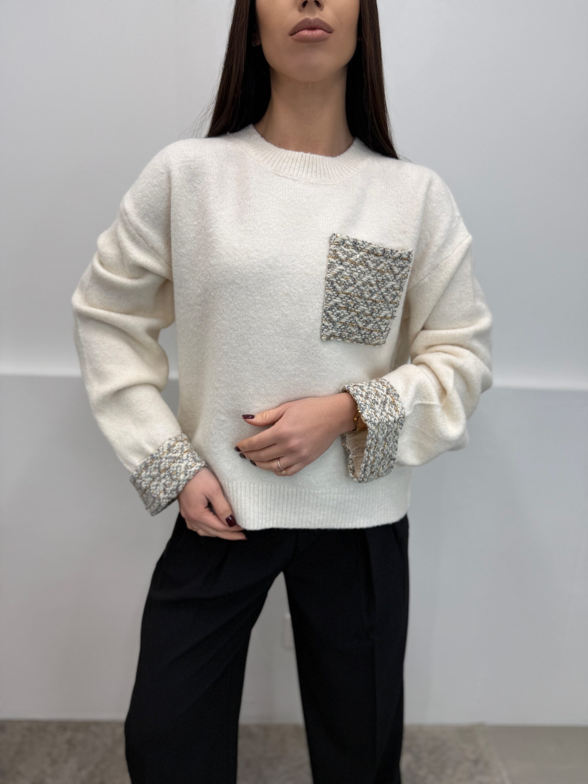 Beige megztinis išskirtinėmis detalėmis