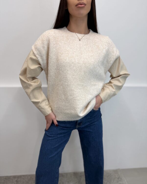 Beige megztinis su marškinių imitacija