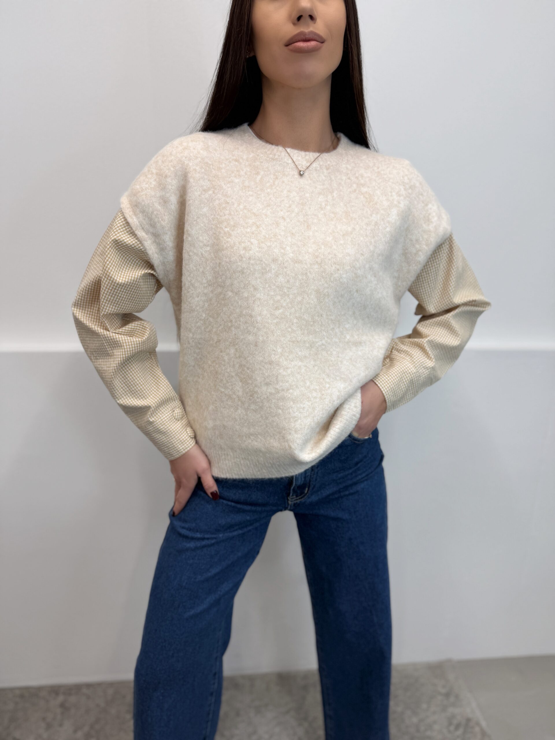 Beige megztinis su marškinių imitacija