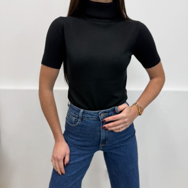 Juoda golfa trumpomis rankovėmis