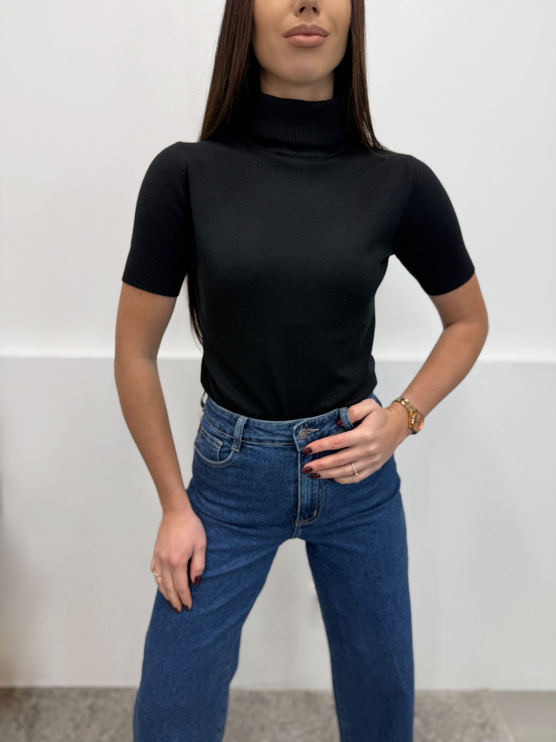 Juoda golfa trumpomis rankovėmis