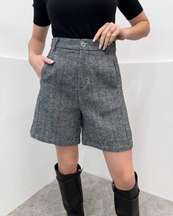 Juodi Bermudų šortai su vilna