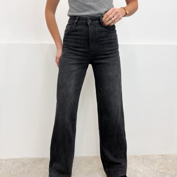 Juodi tamprūs garinti džinsai Dad Fit