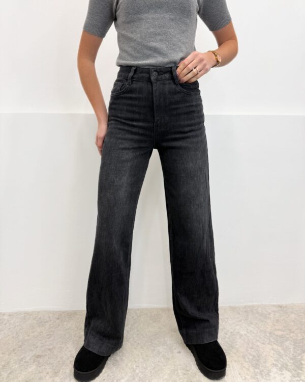 Juodi tamprūs garinti džinsai Dad Fit