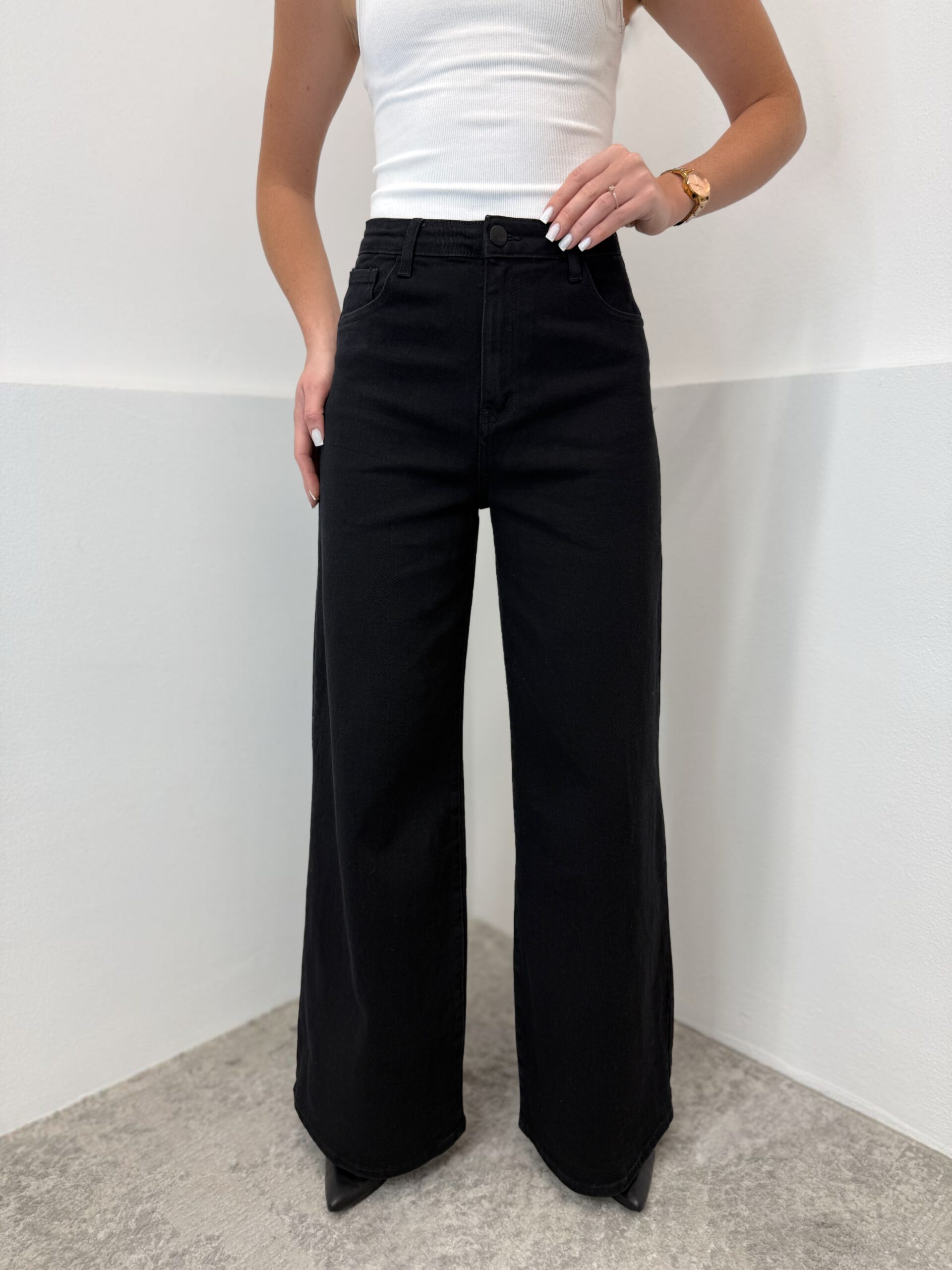 Juodi tamprūs džinsai aukštesnėms moterims