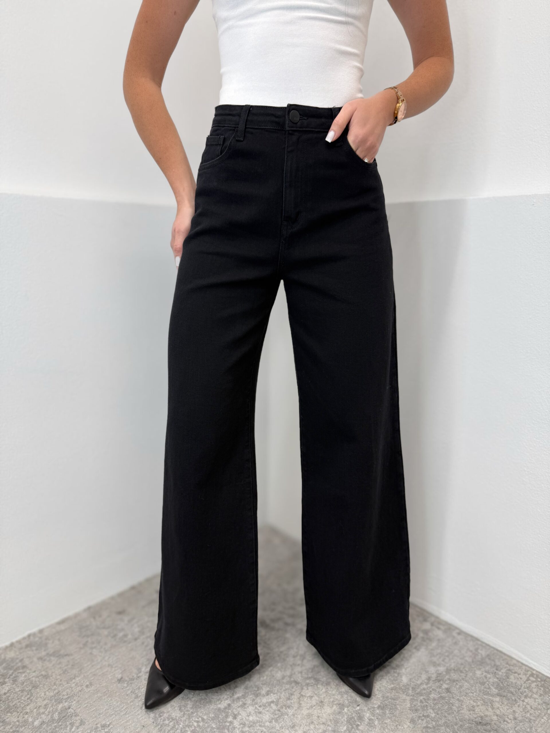 Juodi tamprūs džinsai aukštesnėms moterims - Image 2