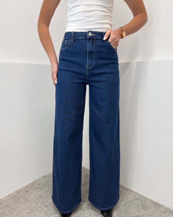 Mėlyni tamprūs džinsai aukštesnėms moterims