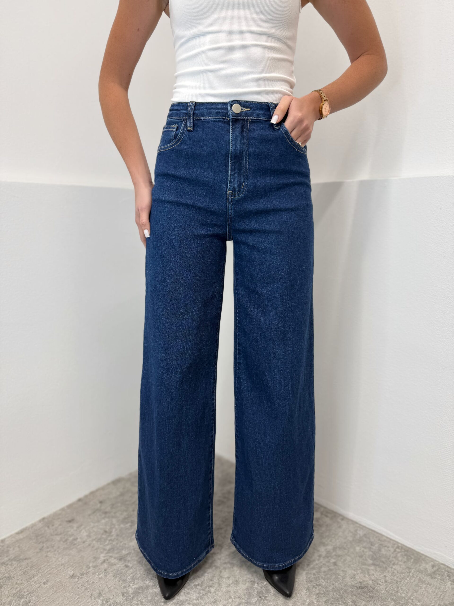 Mėlyni tamprūs džinsai aukštesnėms moterims